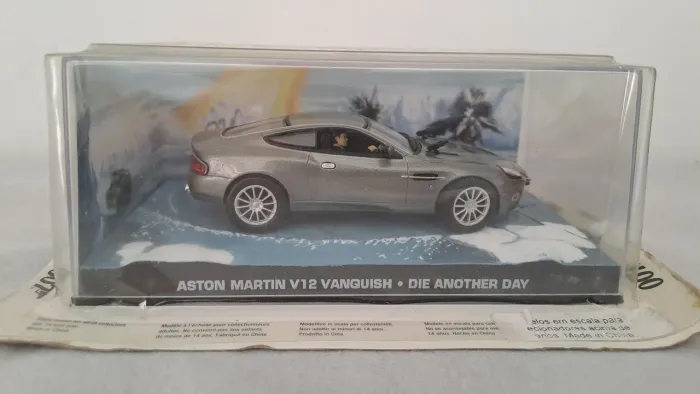 MOBILE TOY * MT Aston Martin V12 Vanguish 1:43 James Bond Lacrado