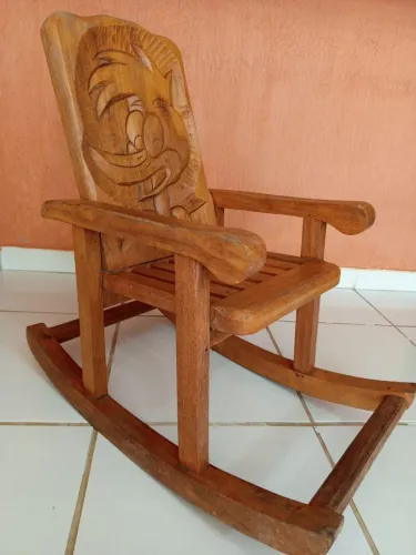 Cadeira de balanço infantil em madeira maciça peroba rosa