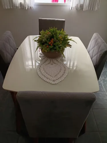 Mesa madeira maciça e vidro laqueado 