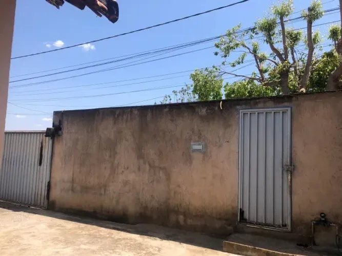 Vende-se casa em Curvelo-MG.
