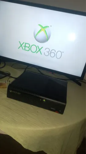 Tenho Xbox pra vender vai com um controle ele é desbloqueado vai com cd de jogos