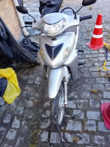 Vendo a moto tipo biz Weber