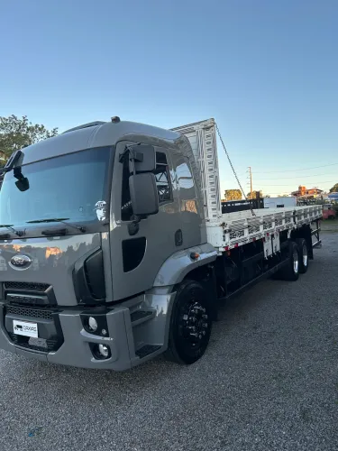Ford Cargo 2429 com carroceria