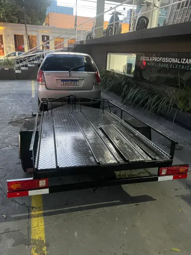 Reboque carrocinha pra 3 motos fechado na chapa xadrez