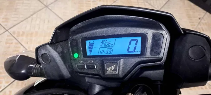 Moto de Garagem, Único Dono e Revisões feitas na Honda.