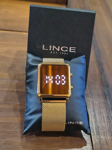 Relógio digital feminino dourado novo e original.