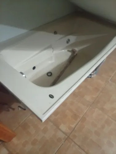 Banheira de idromasagem usada com bomba