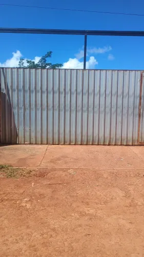 Vendo um excelente lote em condomínio fechado com água e luz e excelente localização