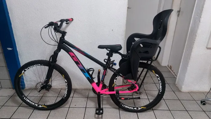 Bicicleta GTI com cadeirinha
