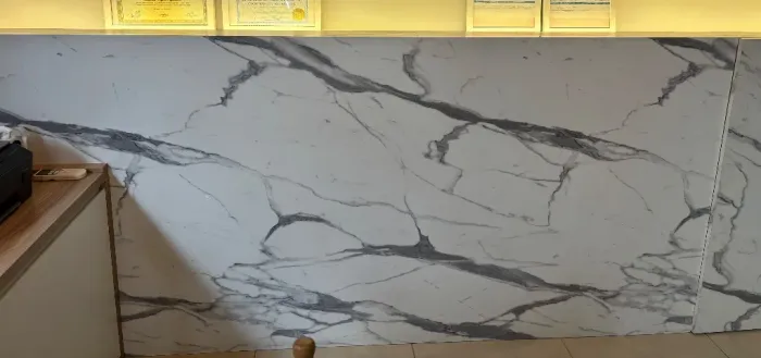Painel Decorativo em MDF com Acabamento Marmorizado com Armário Lateral