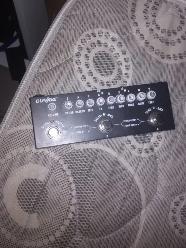 VENDE-SE PEDALEIRA PARA GUITARRA CUBABY NOVA 1 MES DE USO