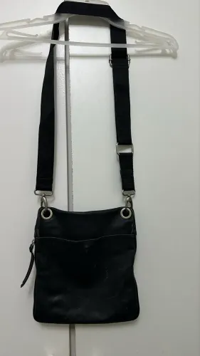 Bolsa tiracolo 100% couro natural Pat Calvin com vários compartimentos e zíper