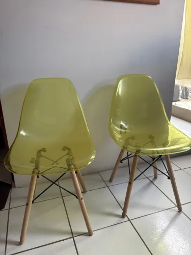 2 Cadeiras Eames Transparentes Verde-Limão com Pés de Madeira