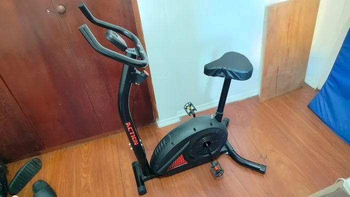 Bicicleta ergométrica com painel digital - leia descrição