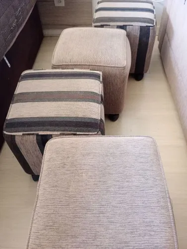 Conjunto de 04 puffs de tecido bege e listrados rodinhas 42X40X40cm pra melhorar deslocar