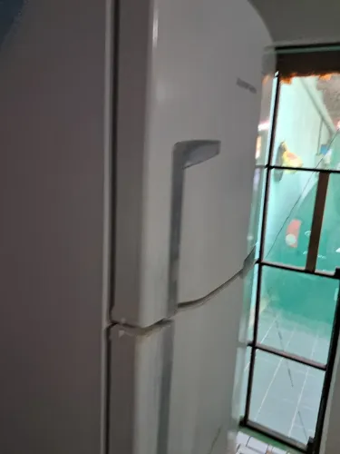 VENDE-SE UMA GELADEIRA FROST FREE DA BRASTEMP, COM POUCO GÁS. 