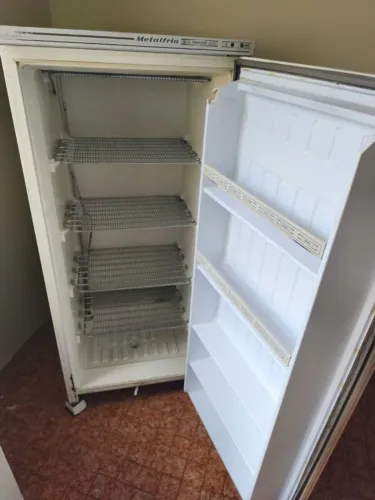 Freezer Vertical Metalfrio 3000 - Motor Forte (Gelando Muito)