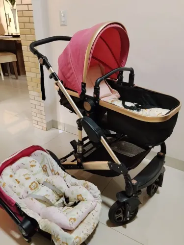 Carrinho de bebê e bebê conforto com brindes 