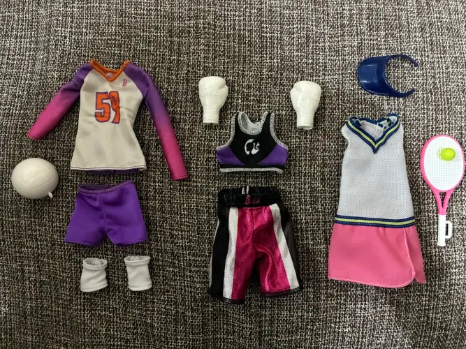 Lote de conjuntos esportivos Barbie made to move tenista, jogadora de vôlei e boxeadora