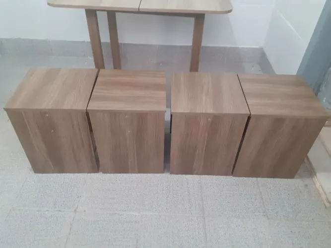 Mesa dobrável com 4 banquetas novinha