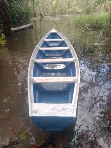 Canoa de madeira com suporte para até 5 pessoas ,nunca usada ,madeira de cupiuba