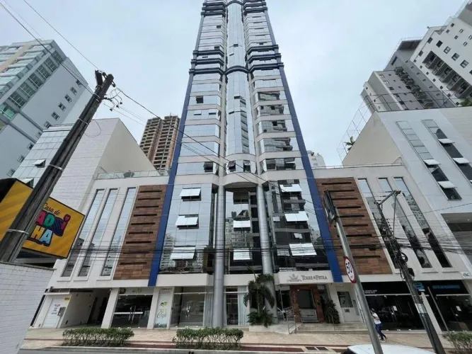 Aluguel anual: Apartamento de 3 suítes, 1 sendo master e 3 vagas de garagem em Balneário C