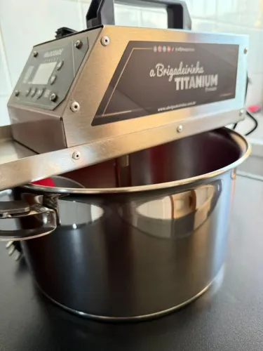 Panela Mexer Doces A Brigadeirinha Titanium Premium Inox Cor Inox 28cm Frequência 50 Hz /