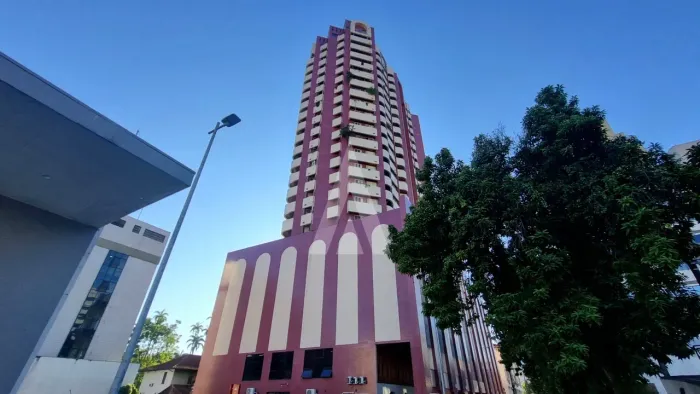Apartamento com 2 quartos e 1 vaga de garagem coberta no Centro.
