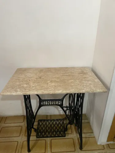 Aparador com pé de máquina de costura