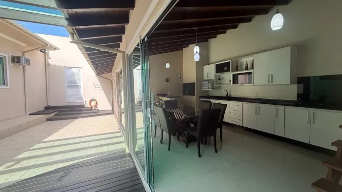Casa para Aluguel no Bairro Costeira do Pirajubaé 4 Quartos (1 Suíte)