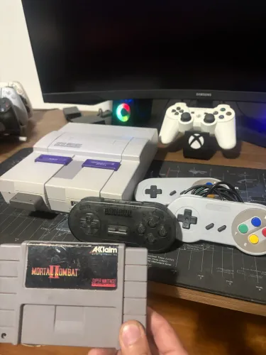 Super Nintendo com 2 controles paralelos e 1 controle sem fio 8Bitdo 1 fita