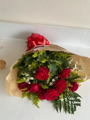 Buquê de rosas vermelhas/ presente romântico 