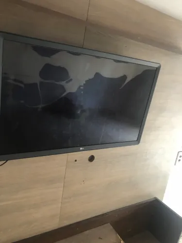 Tv Lg 32 para tirar peças (Quebrada)