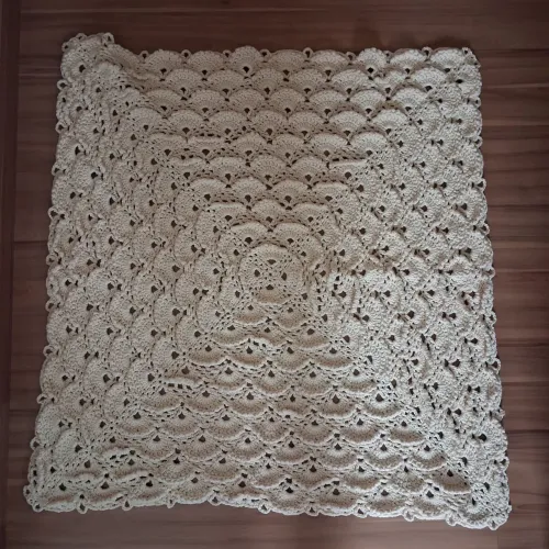 Tapete Crochê Bege Artesanal 95x95cm