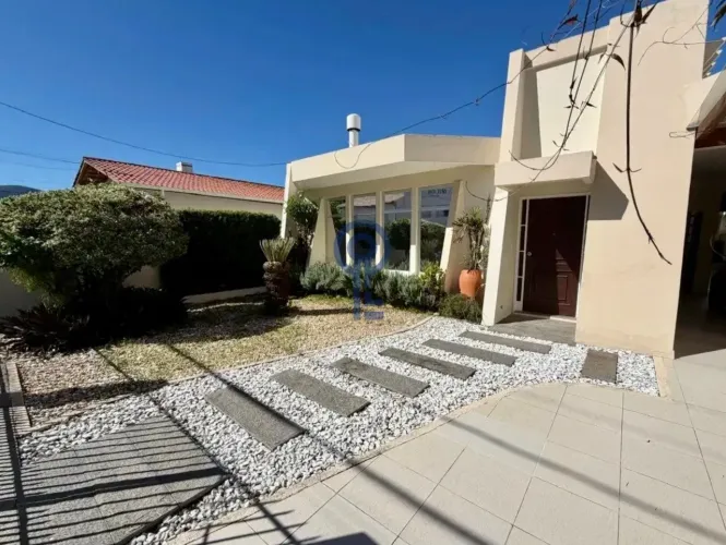Casa com 3 dormitórios na Trindade