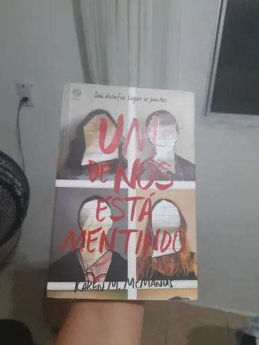 Livro um de nós está mentindo 