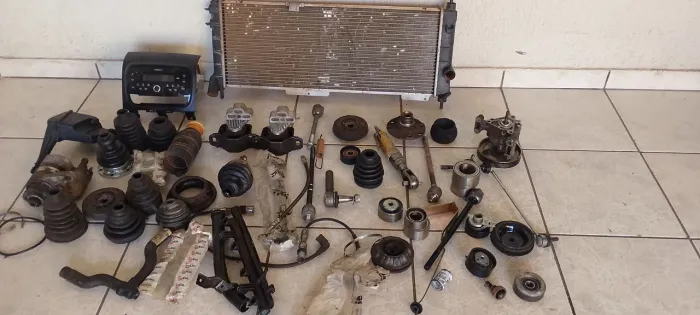 Vendo diversas peças automotiva só não tem o radiador e motor de arranque