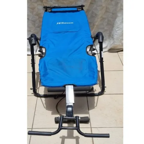 Cadeira para exercícios abdominais focada nos músculos do abdômen.