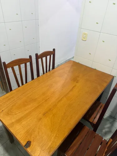 Mesa com 4 cadeiras!