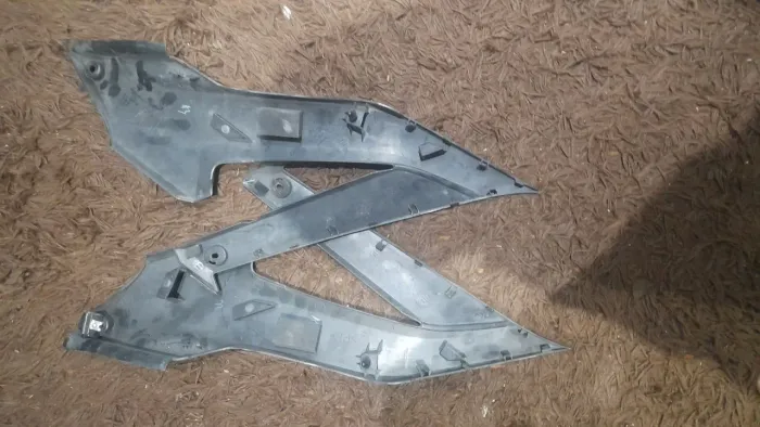 CARENAGEM LATERAIS DA R3 E PROTETOR DE CORRENTE ORIGINAL EM PERFEITO ESTADO 