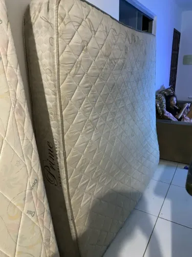 Colchão de casal grandão semi novo com molas
