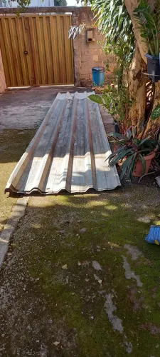 9 Telhas de zinco usadas de 6 metros cada. Valor do lote: 900,00 reais. Ou 110 cada.