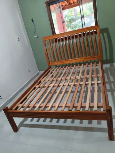 "Vendo linda cama de madeira maciça, pouquíssimo tempo de uso. Para colchão de 1,38x1,88."