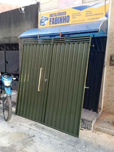 Portão de ferro pra garagem. Medidas 2.10 de altura por 2.20 de largura
