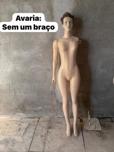 Manequim sem um braço