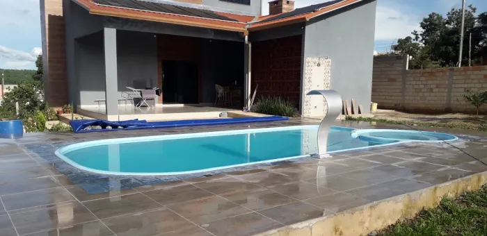 Piscina de fibra Zeus instalada