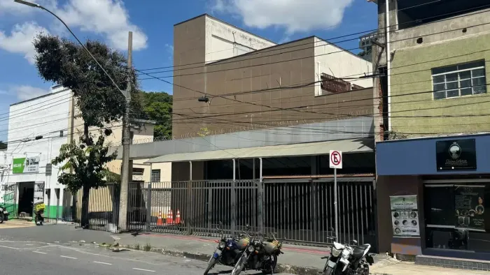 Imóvel para venda possui 1197 metros quadrados em Cachoeirinha - Belo Horizonte - MG