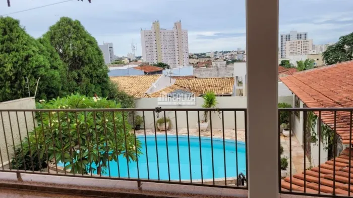 Casa de luxo no Boa Vista, Uberaba: 5 dormitórios, piscina e muito mais!