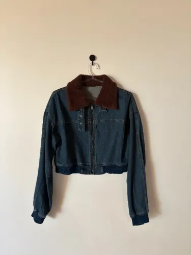 Jaqueta Jeans com gola peluda, tamanho P