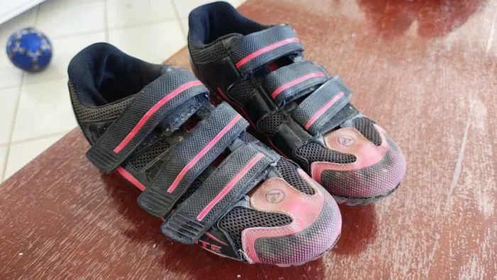 Vendo sapatilha de ciclismo na cor vermelha, tamanho 42